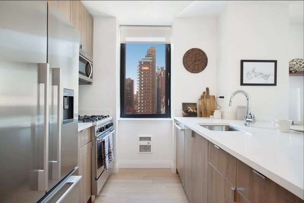 345 E 94th Street - Photo 2
