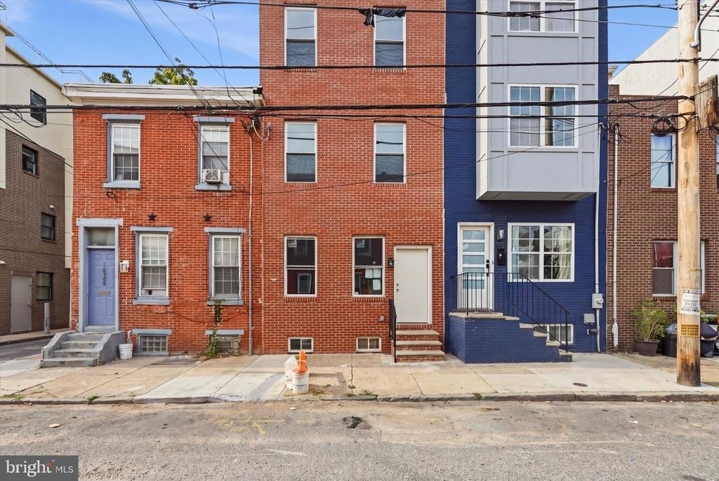 1530 Catharine Street - Photo 0