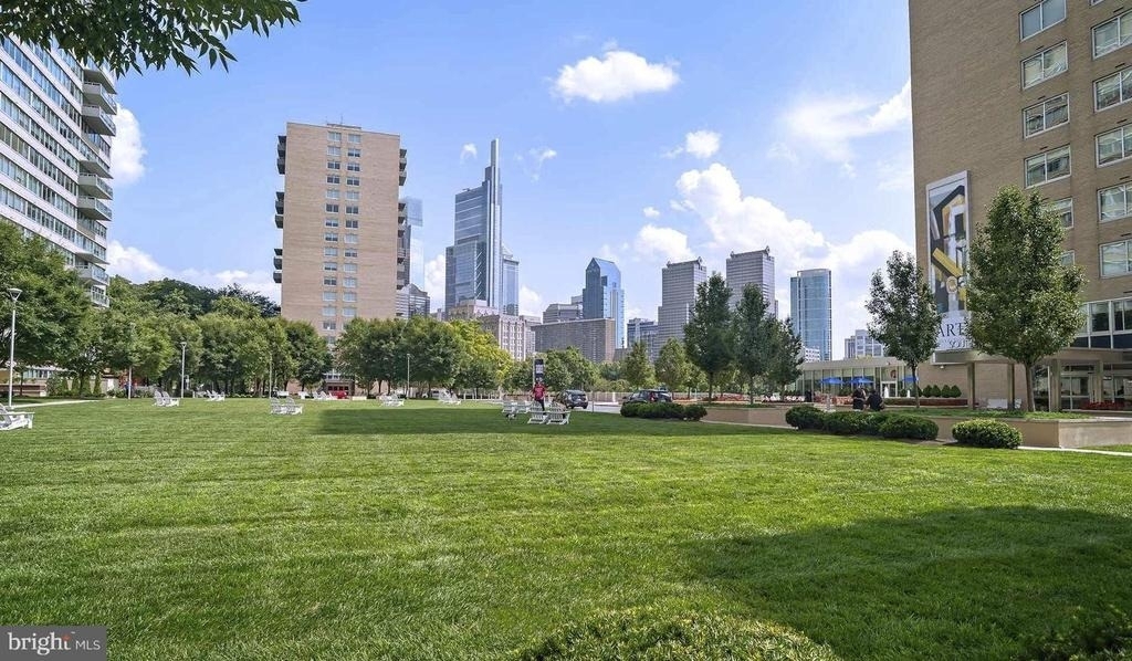 2200 Benjamin Franklin Parkway - Photo 16