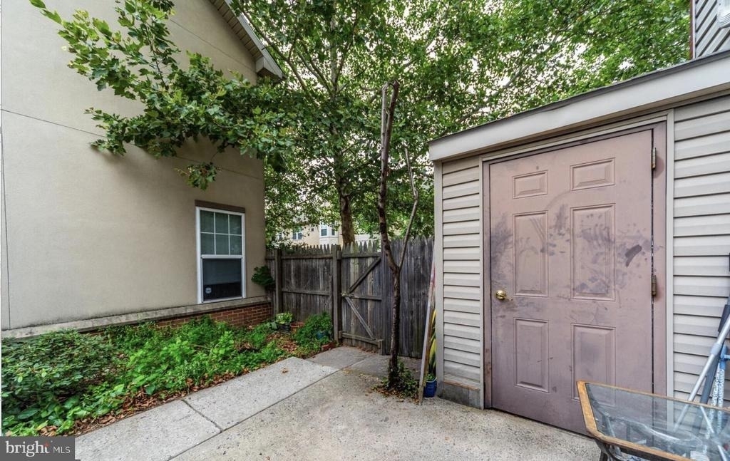 1318 Bainbridge Street - Photo 18