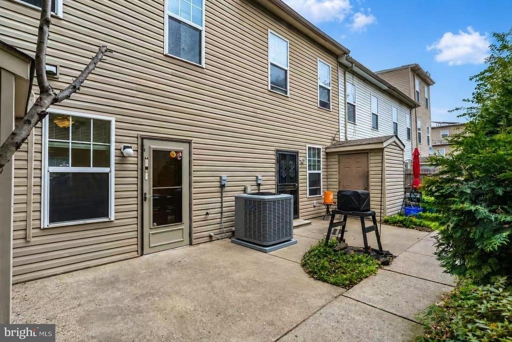 1318 Bainbridge Street - Photo 16