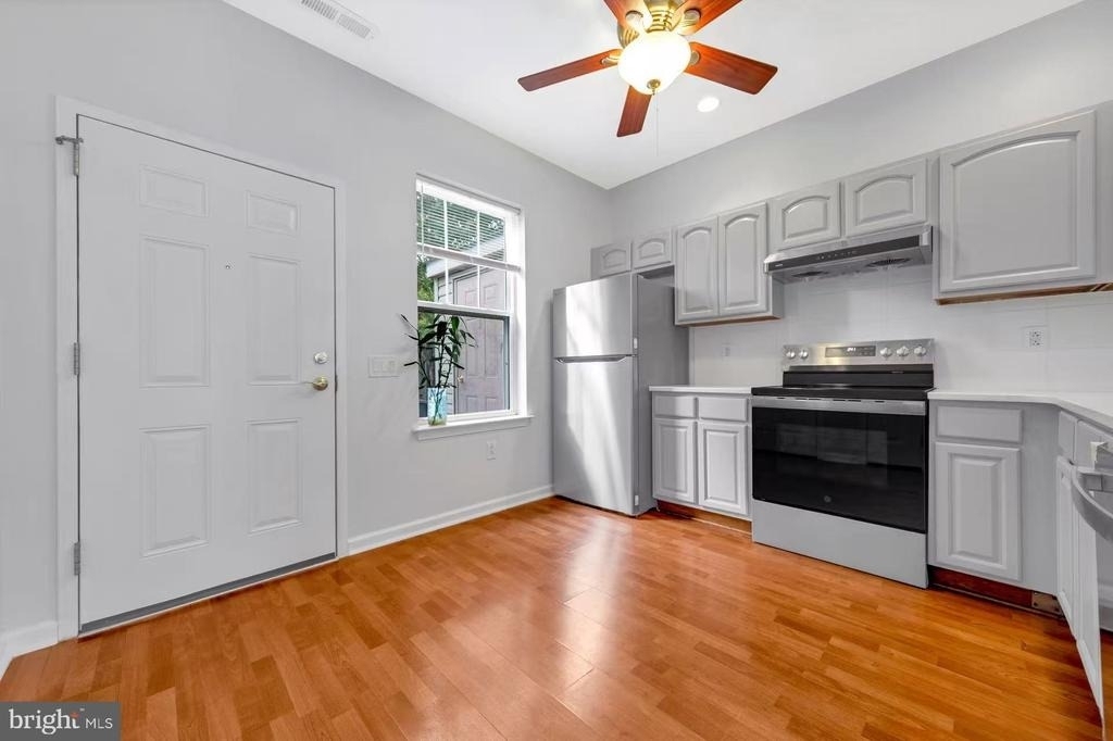 1318 Bainbridge Street - Photo 5
