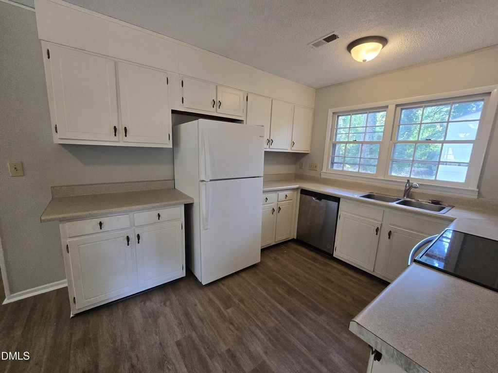 1410 Suterland Road - Photo 10