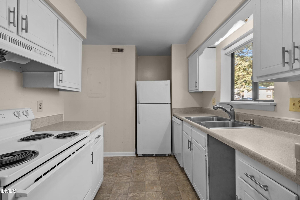 667 Pine Ridge Place - Photo 3