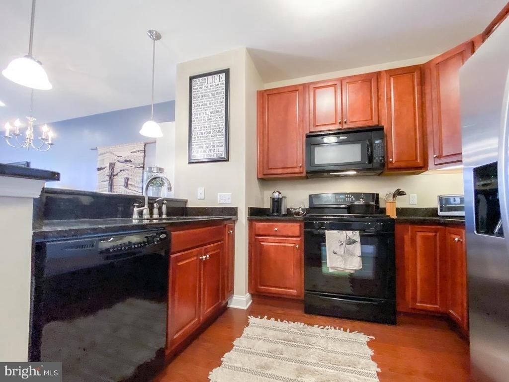 300 W Elm Street - Photo 9