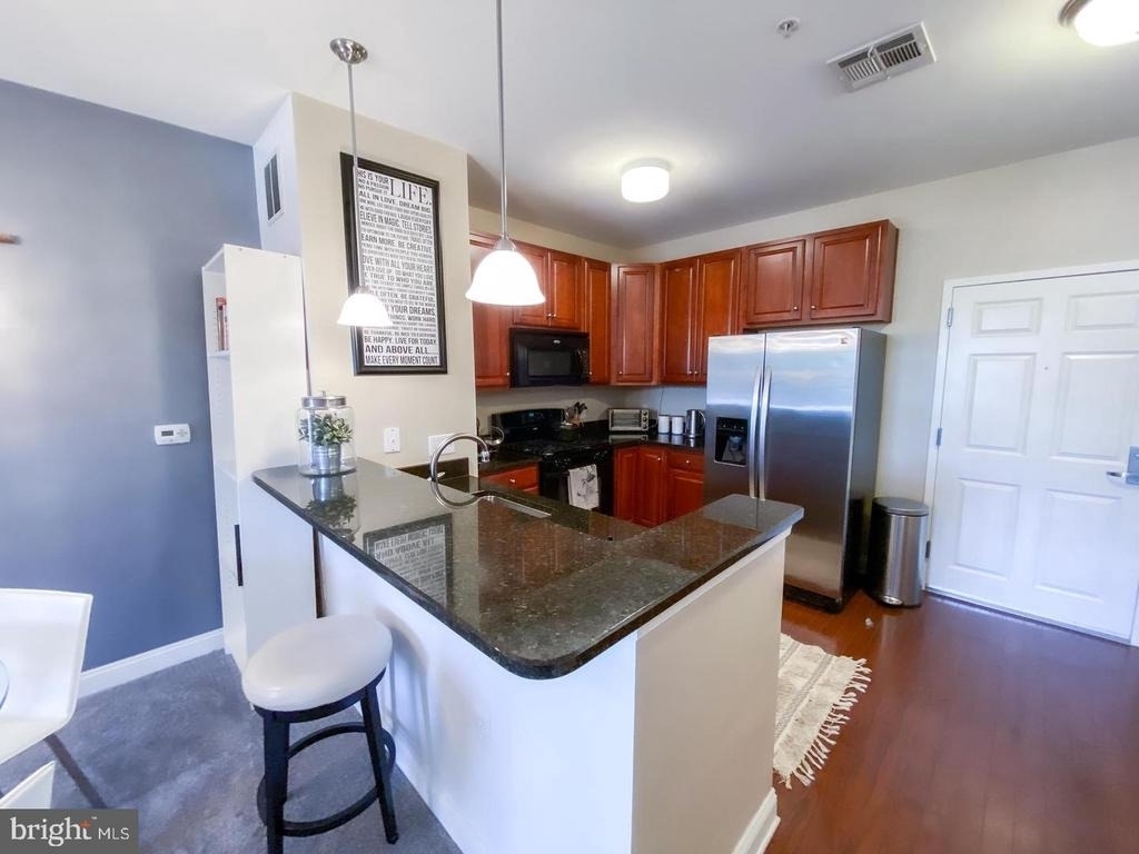 300 W Elm Street - Photo 5