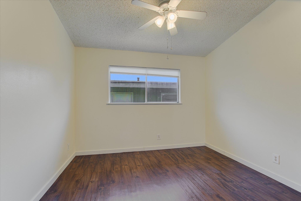 612 W 51st St - Photo 6
