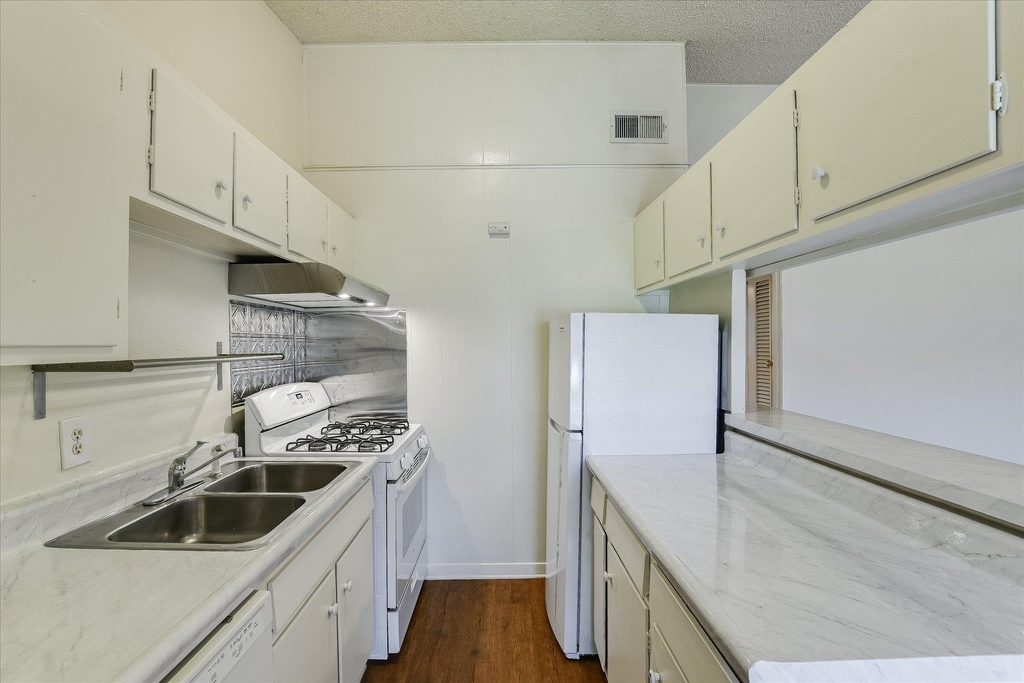 612 W 51st St - Photo 4