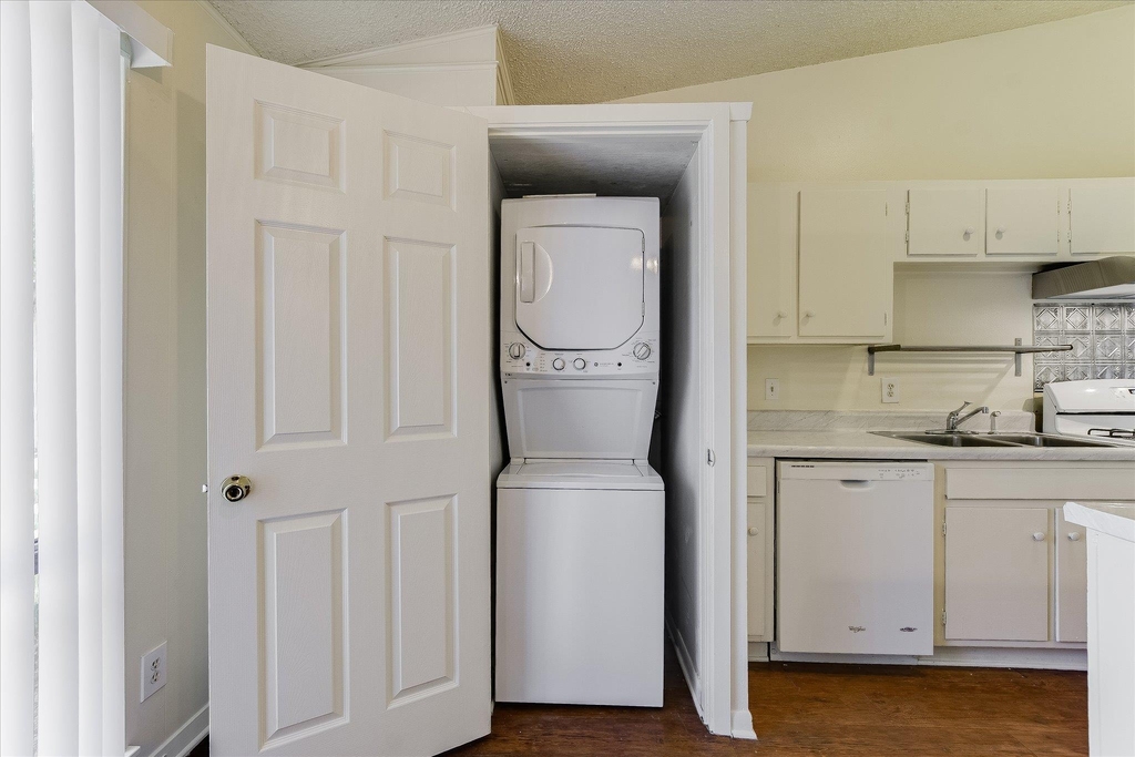 612 W 51st St - Photo 5