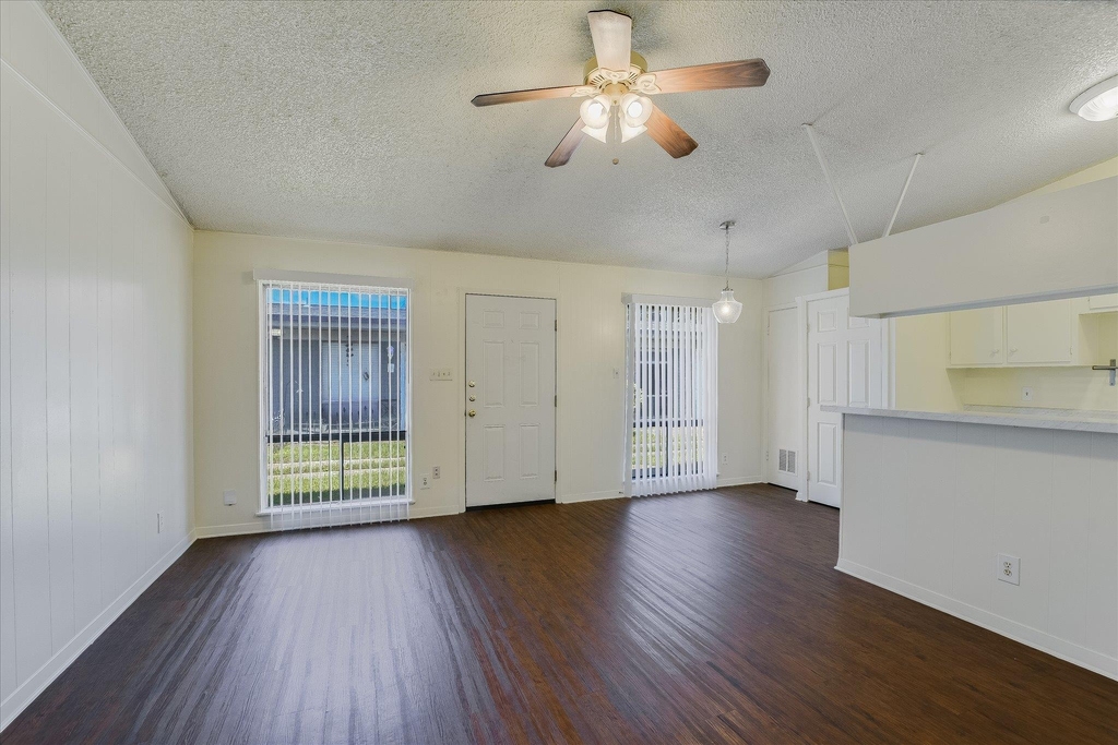 612 W 51st St - Photo 2