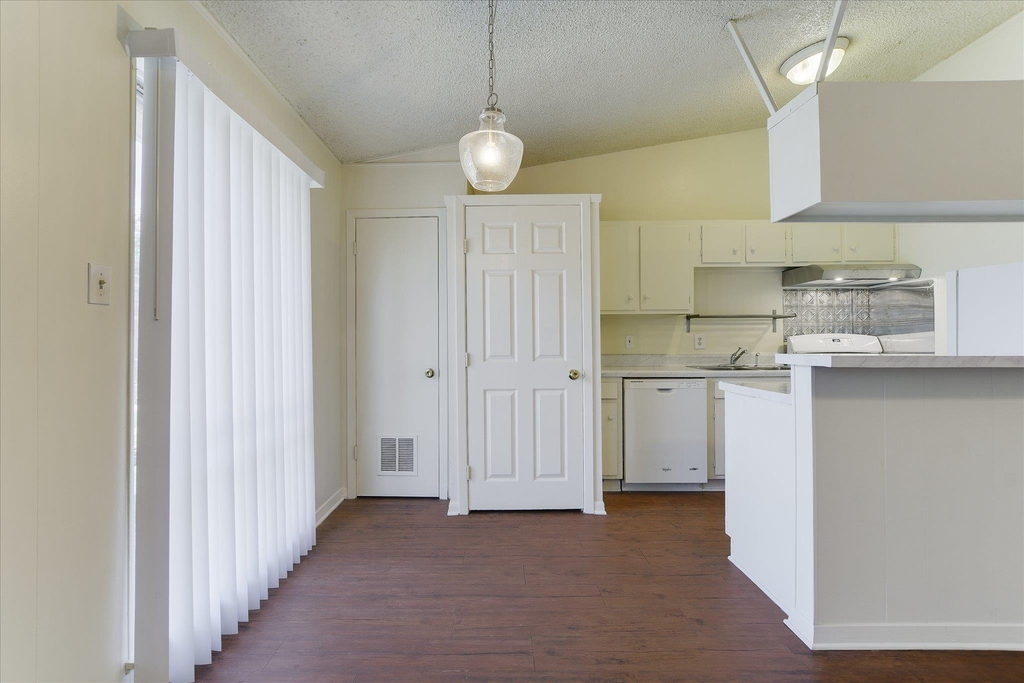 612 W 51st St - Photo 3