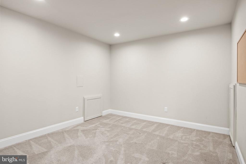 9 Ross Way - Photo 32