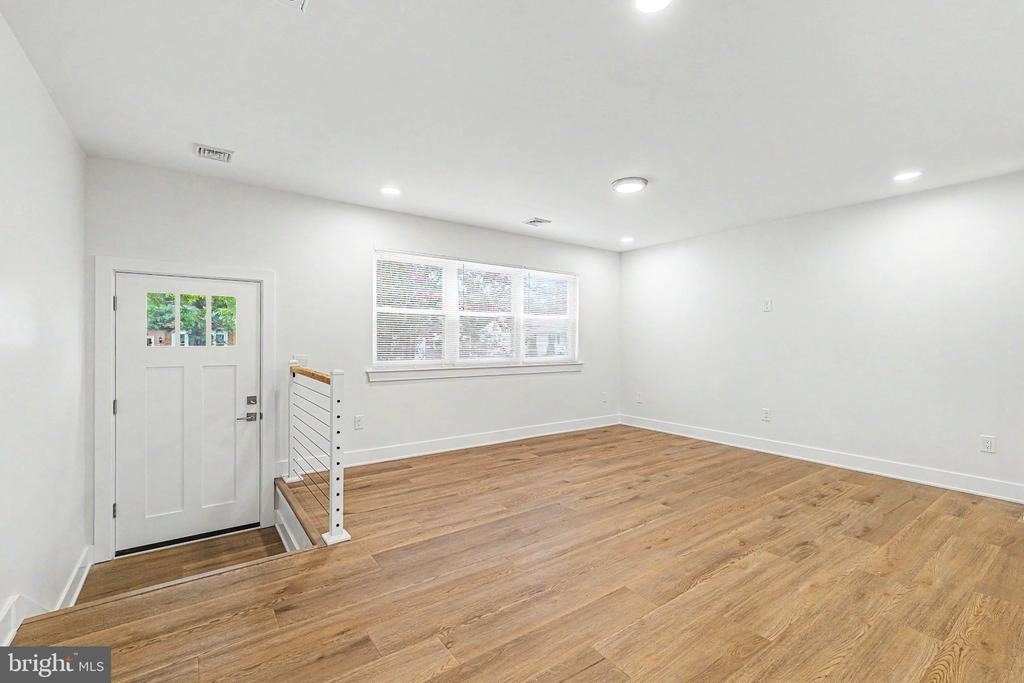 1030 Neumark Avenue - Photo 6