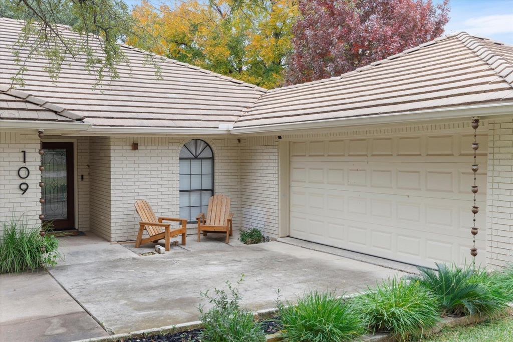109 White Sands Dr - Photo 1