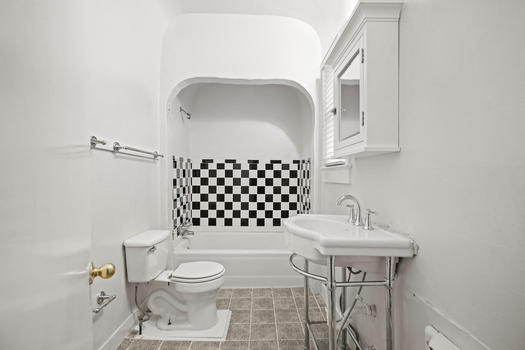 212 W 43rd St - Photo 5