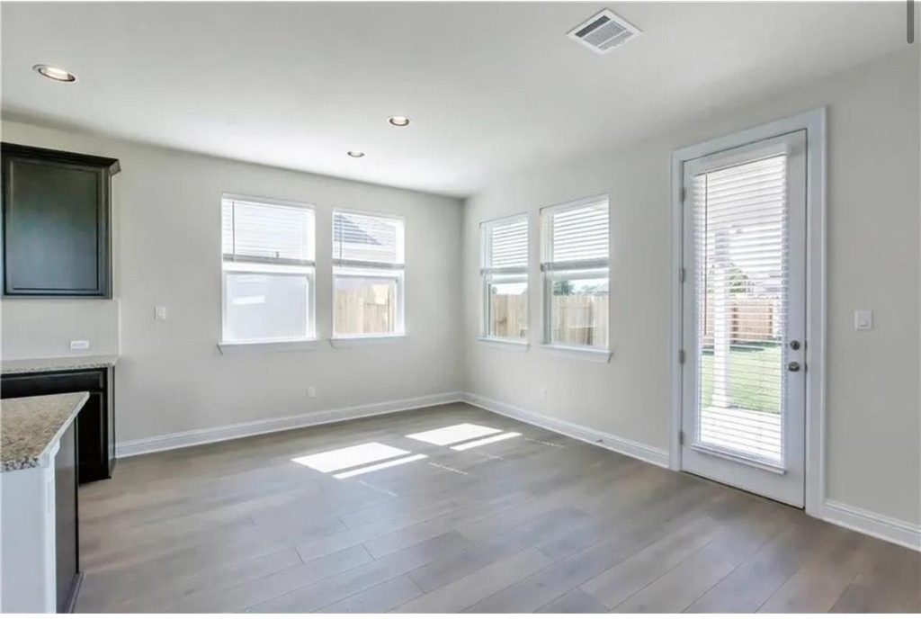 805 Vaughn St - Photo 4