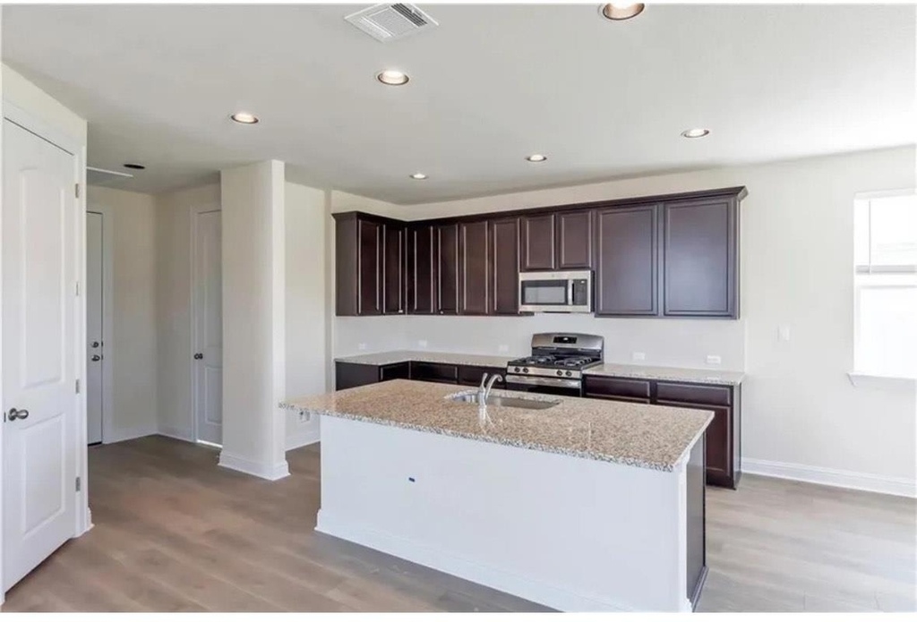 805 Vaughn St - Photo 2