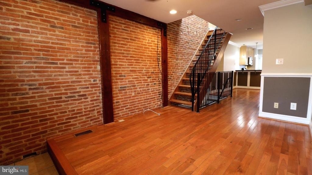 1605 Marshall Street - Photo 2