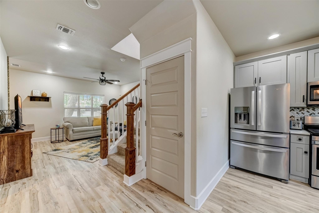 1103 Farm St - Photo 7