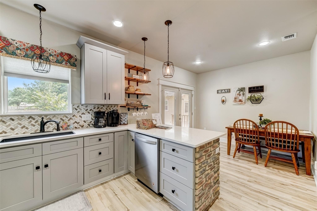 1103 Farm St - Photo 10