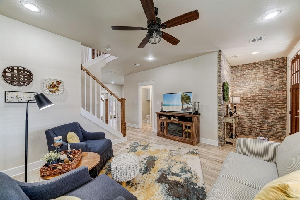 1103 Farm St - Photo 4