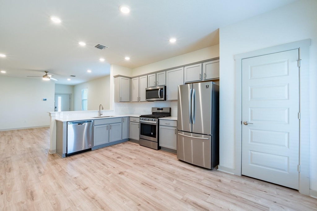 10801 Meris Ln - Photo 6