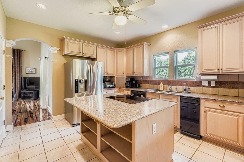 900 Wayside Drive - Photo 5