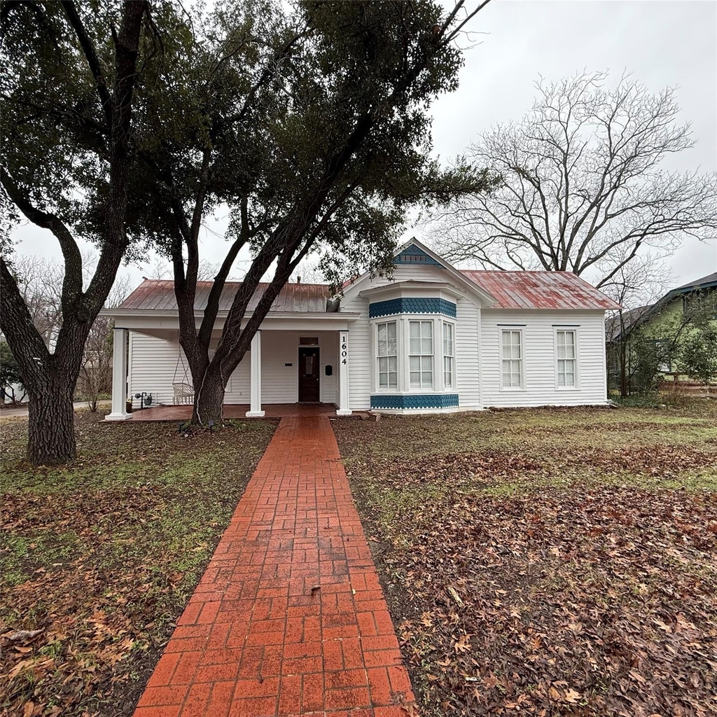 1604 S Austin Ave - Photo 1