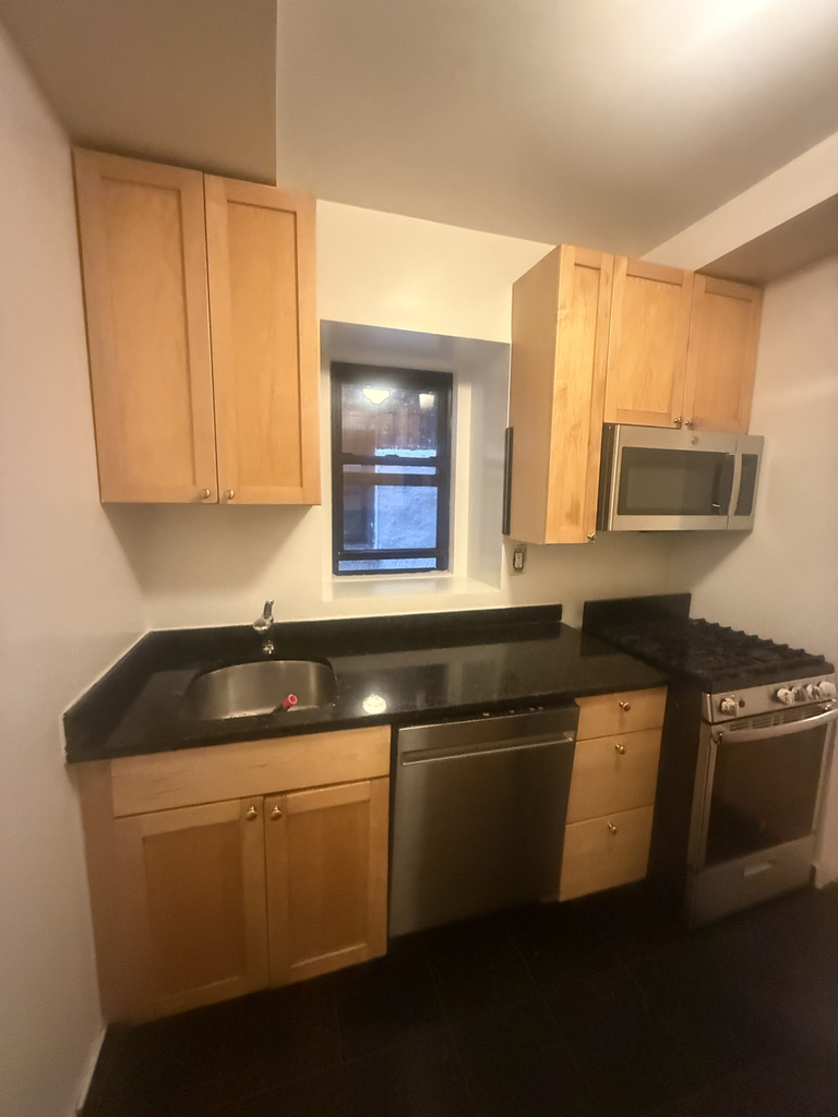 152 East 84th Street - Photo 1