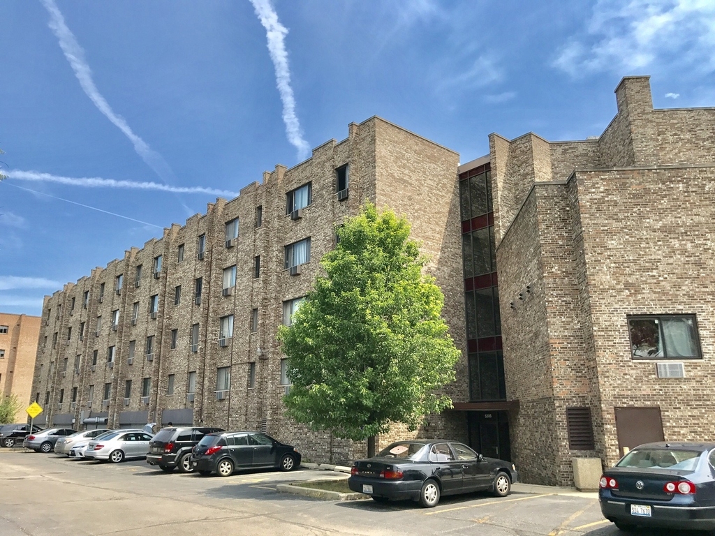 5306 N Cumberland Avenue - Photo 0