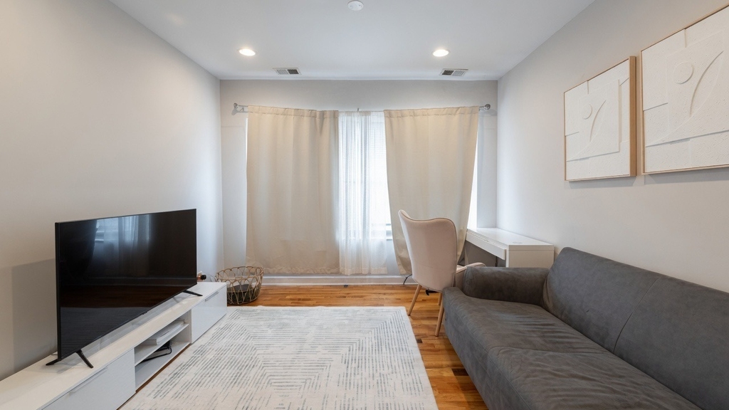 7225 N Rogers Avenue - Photo 5