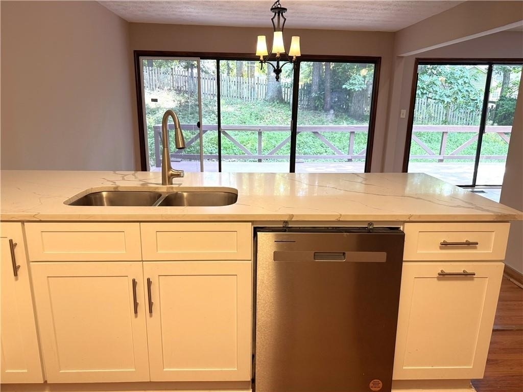1302 Colony Dr - Photo 4