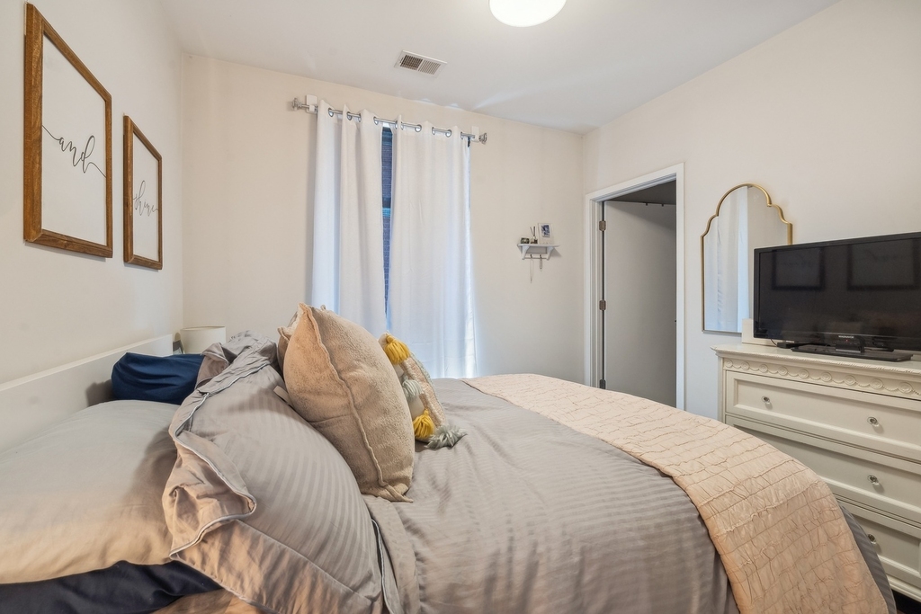 1045 W Cornelia Avenue - Photo 5
