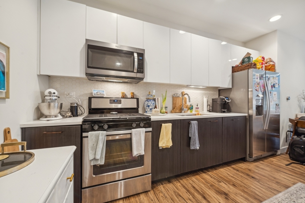 1045 W Cornelia Avenue - Photo 4