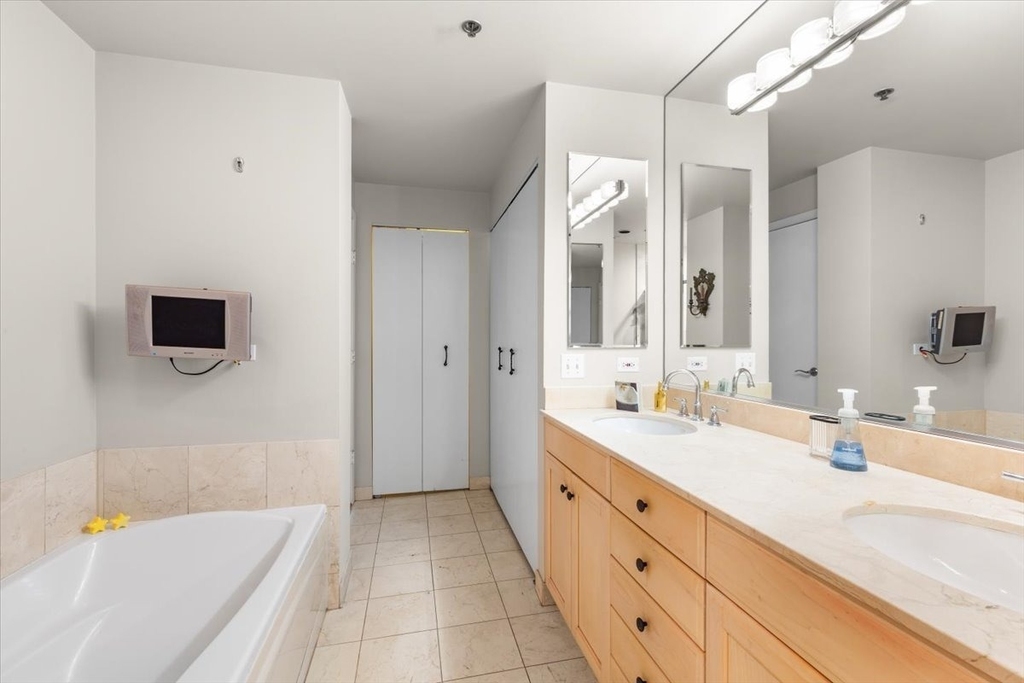 57 E Delaware Place - Photo 10