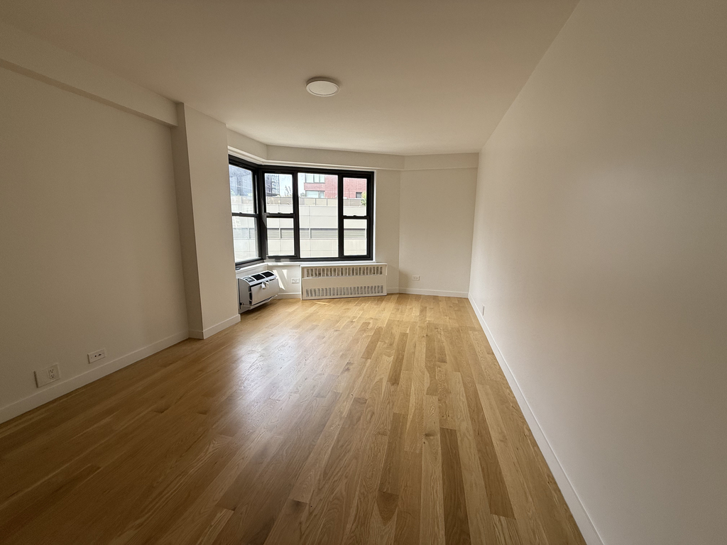 East 13th Street - Photo 5