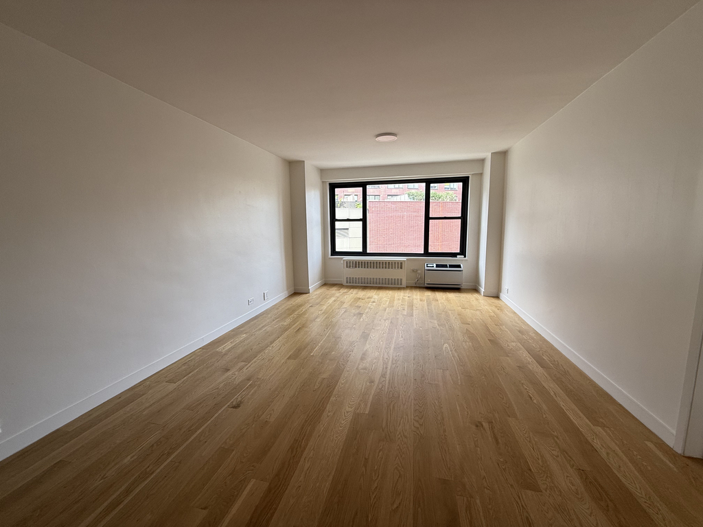 East 13th Street - Photo 8