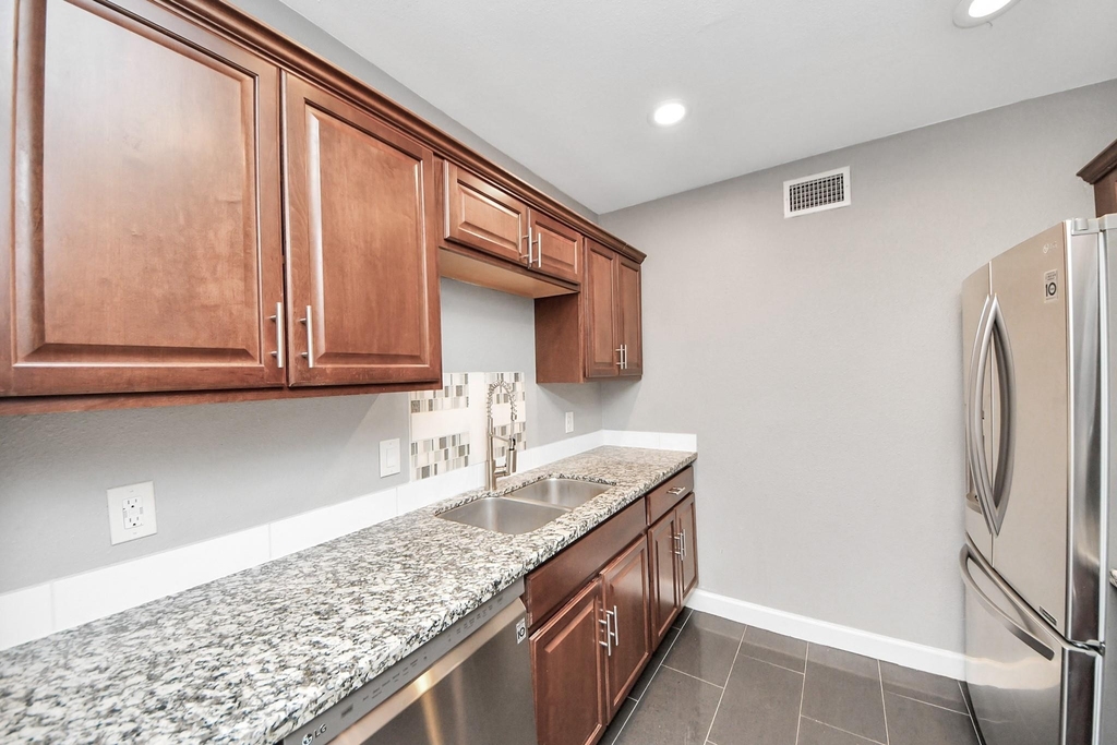 2224 S Piney Point Road - Photo 6