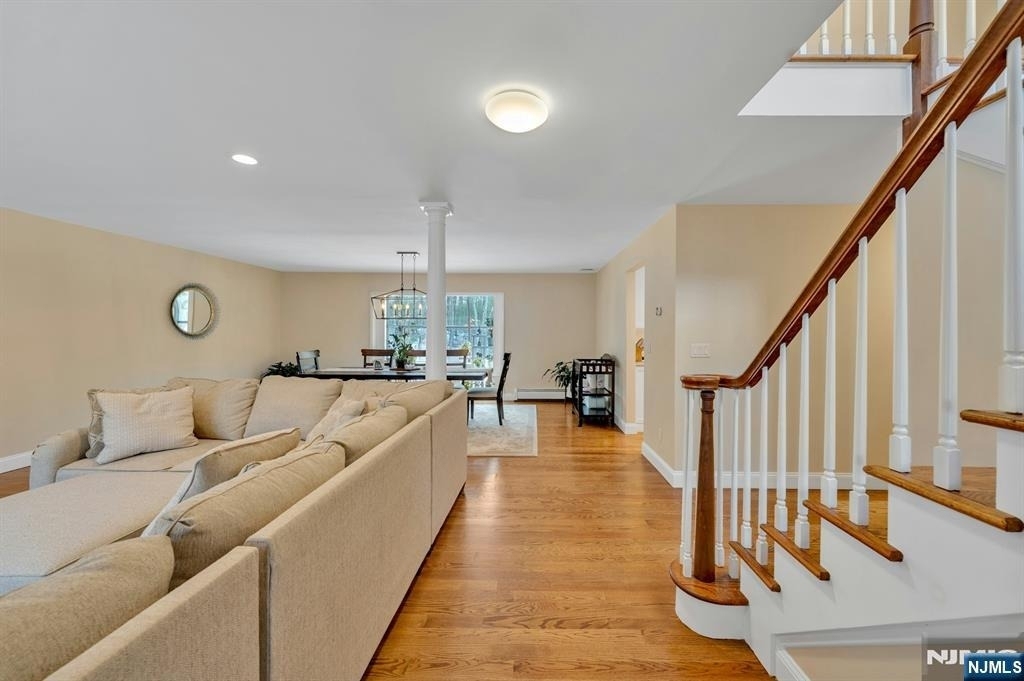 359 Hillview - Photo 3