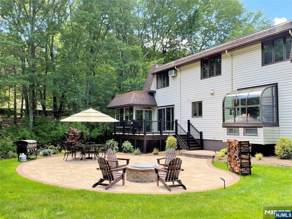 359 Hillview - Photo 1