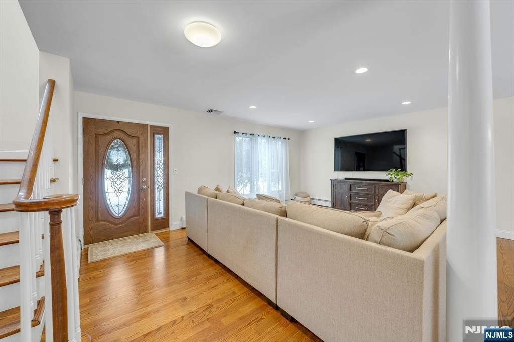 359 Hillview - Photo 4