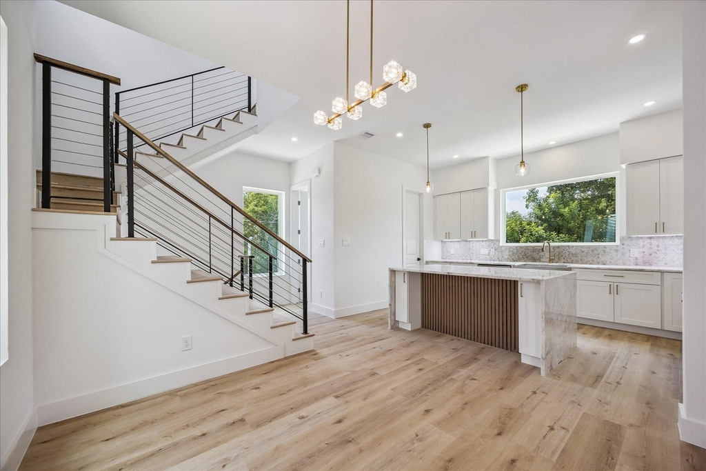 1032 W 17th Street - Photo 1