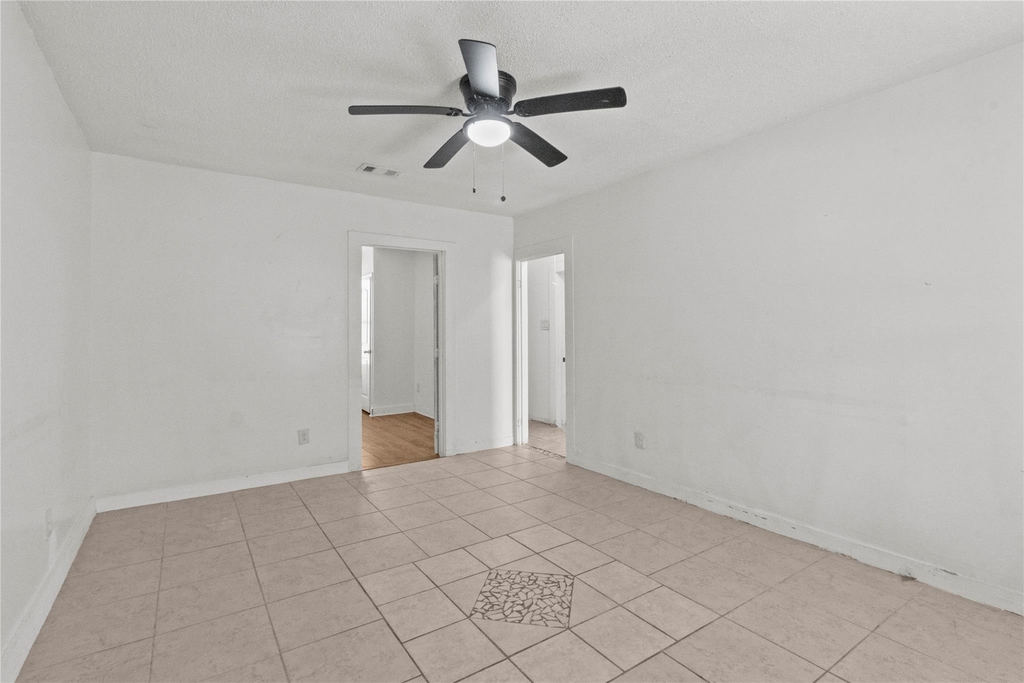 317-319 E B Street - Photo 3