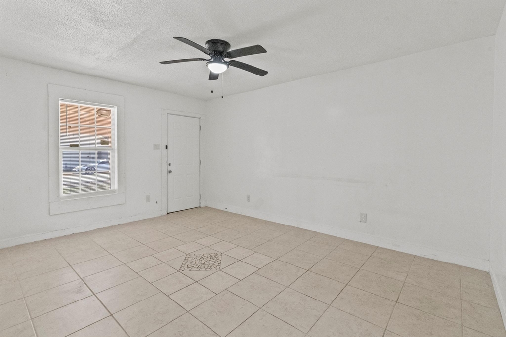 317-319 E B Street - Photo 2