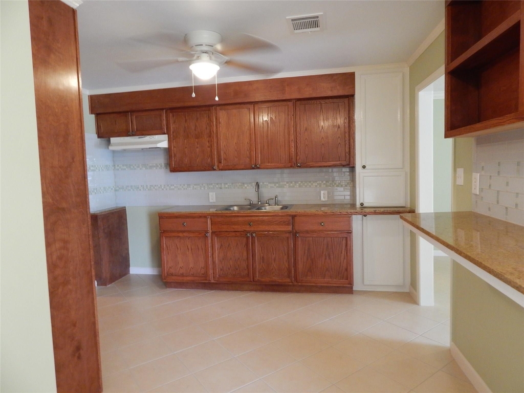 1305 Jennifer Lane - Photo 3