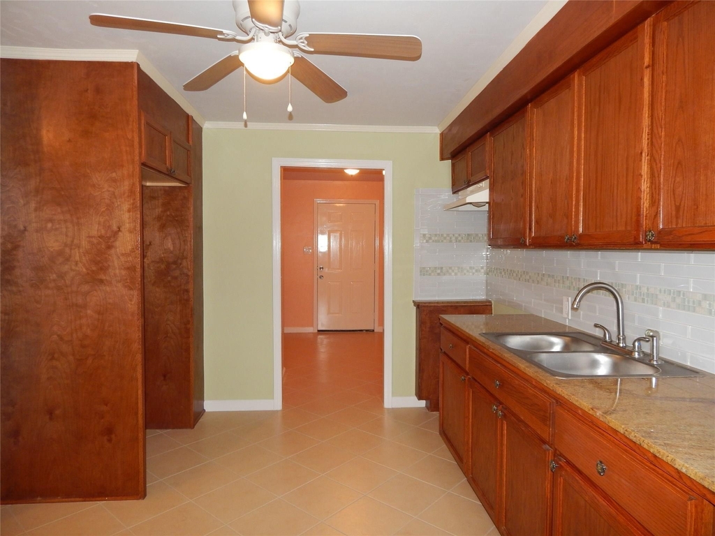 1305 Jennifer Lane - Photo 2