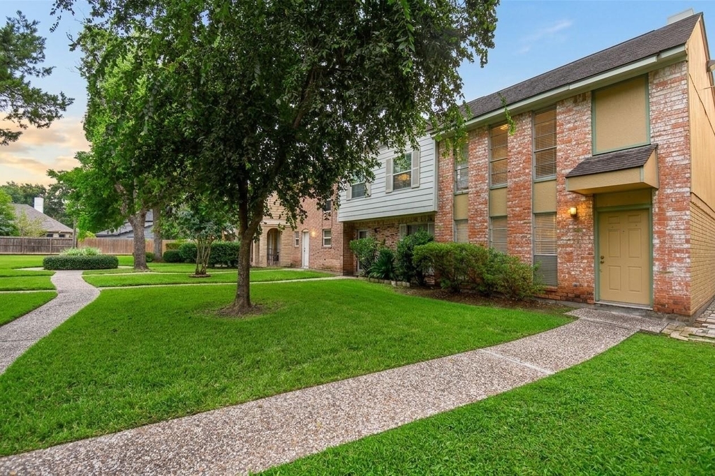 427 Sunset Drive - Photo 0