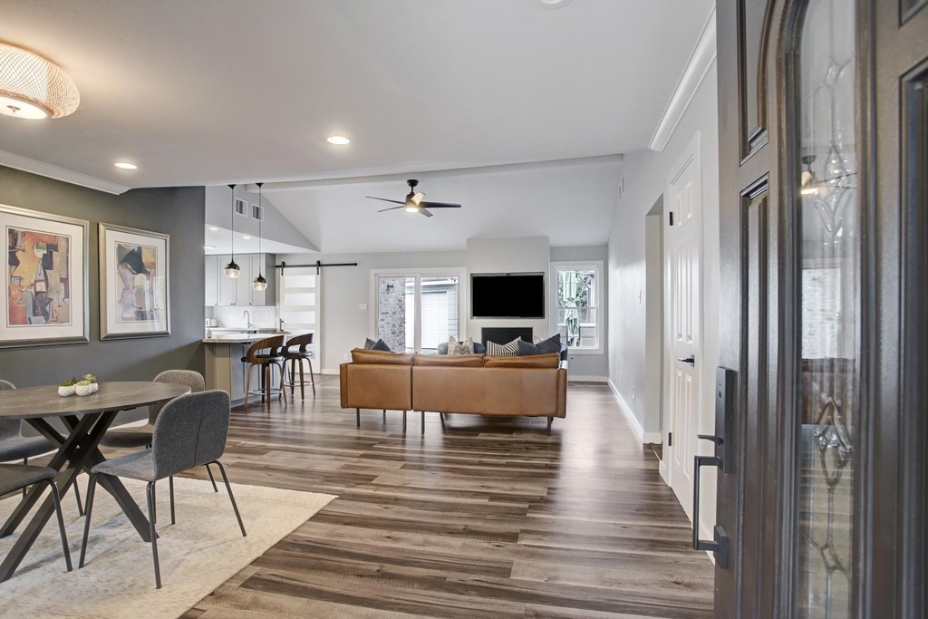9326 Meadowcroft Drive - Photo 3