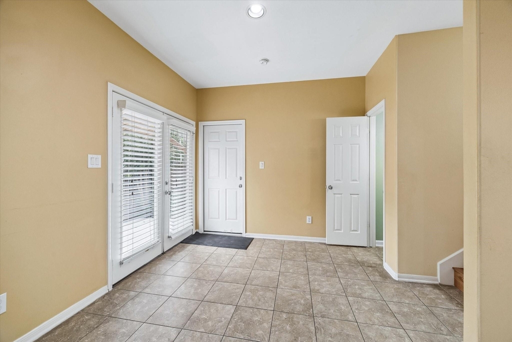 2201 Naomi Street - Photo 3