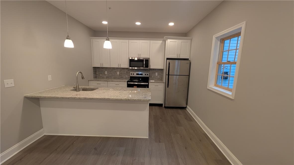 242 E Walnut Street - Photo 3